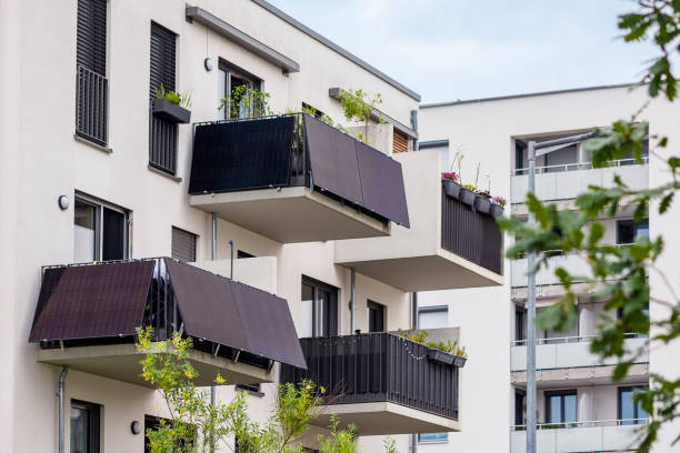 Moderner Wohnbau mit Solarmodulen in der Balkonbrüstung