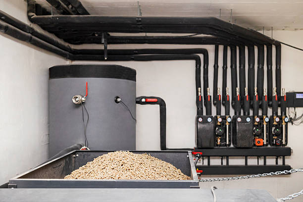 Pelletskessel und Lagerraum mit Holzpellets