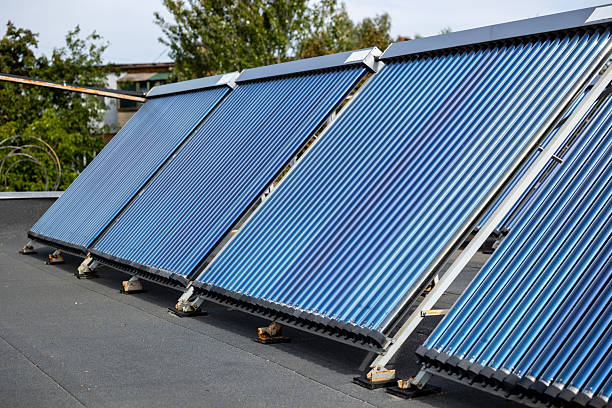 Blaue Flachkollektoren einer Solarthermie auf dem Dach