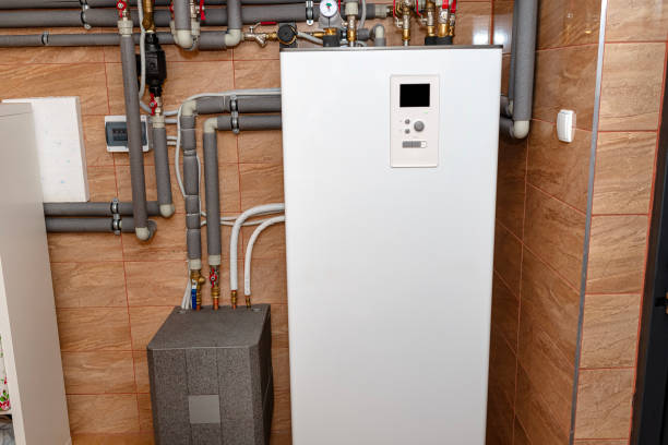 Weiße Wärmepumpe mit Pufferspeicher in modernem Heizraum