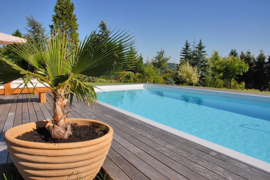 Urlaubswirkender Poolumbau mit Holzdeck