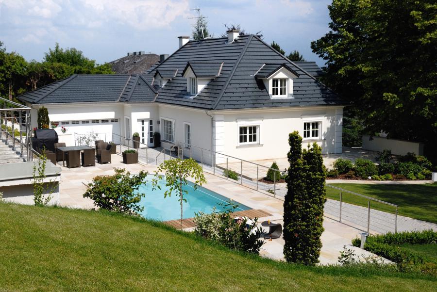 Aufgeräumter Poolumbau mit symmetrischem Aufbau