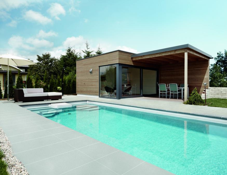 Rechteckpool mit modernem Poolhaus und Türkiswasser