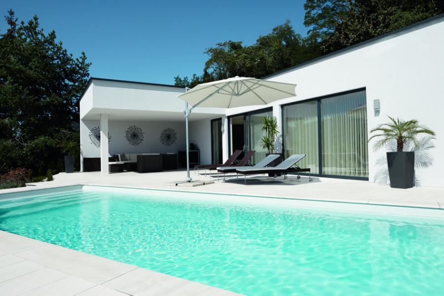 Fertiger Poolumbau: moderne Architektur mit Loungebereich am Becken