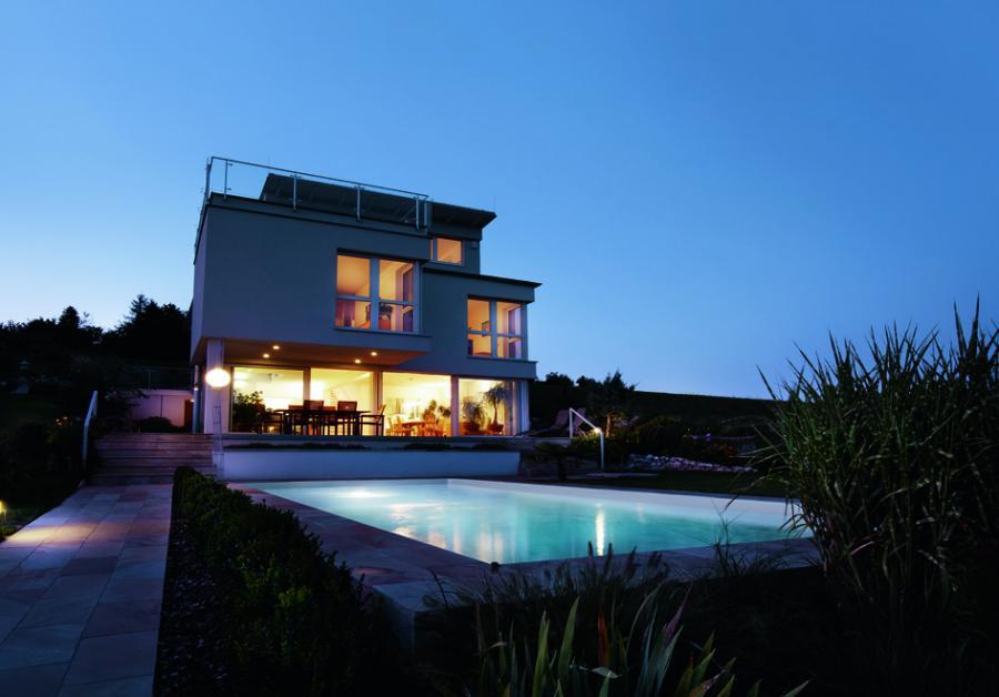 Pool mit Beleuchtung in der Abenddämmerung